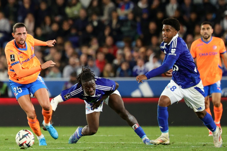 Adrien Rabiot (G) sous le maillot de l'OM, le 29 septembre 2024 lors d'un match de Ligue 1 à Strasbourg