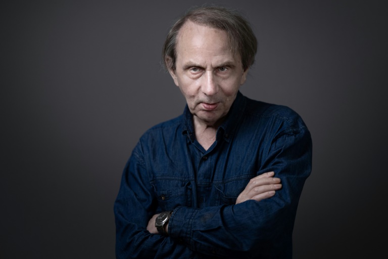 L'écrivain, poète, cinéaste, acteur et chanteur français Michel Houellebecq lors d'une séance photo à Paris, le 30 juin 2023