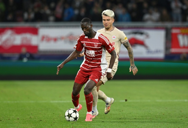 Abdallah Sima, l'attaquant sénégalais de Brest, ballon au pied lors du match de C1 contre le RB Salzbourg le 1er octobre 2024 à Salzbourg