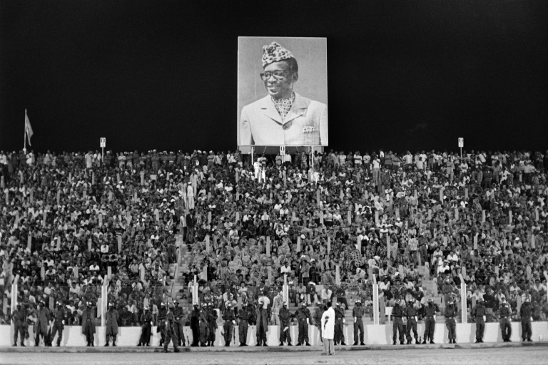 Un portrait du président du Zaïre Mobutu Sese Seko surplombe le stade de Kinshasa qui a accueilli le match des champions américains de boxe poids lourd Mohamed Ali et George Foreman, le 30 octobre 1974