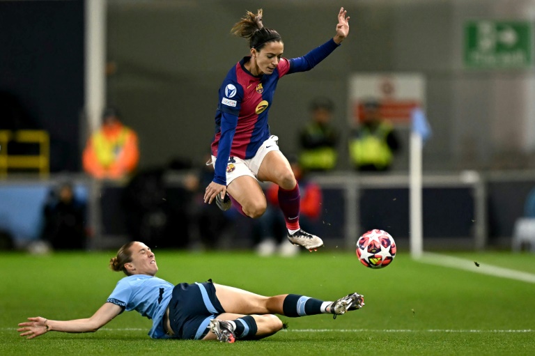 L'Espagnole Aitana Bonmati (d) du FC Barcelone, lors de la rencontre de Ligue des champions face à Manchester City, le 9 octobre 2024