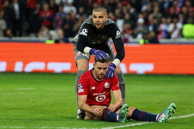 Le Français Lucas Chevalier et son coéquipier suédois  Gabriel Gudmundsson solidaires lors de la victoire des Lillois 1-0 contre le Real Madrid au stade Pierre Mauroy, le 2 octobre 2024