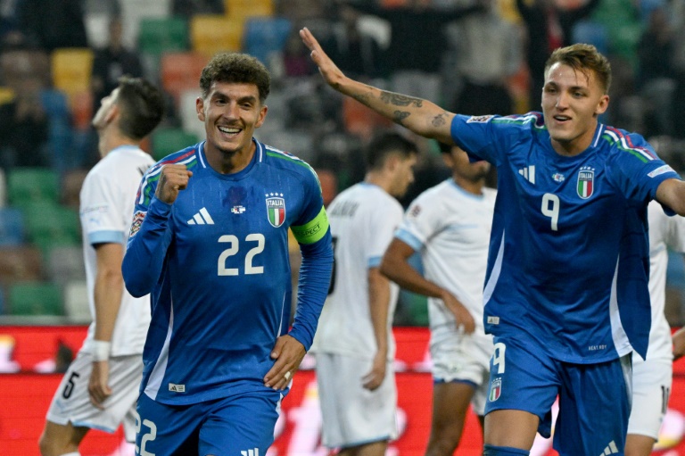 Le défenseur italien Giovanni Di Lorenzo après le premier de ses deux buts face à Israël avec son coéquipier Mateo Retegui en Ligue des nations le 14 octobre 2024 à Udine