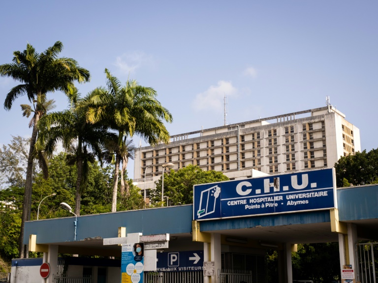 L'entrée du centre hospitalier universitaire (CHU) de Pointe-a-Pitre, sur l'archipel français de la Guadeloupe, le 3 septembre 2021