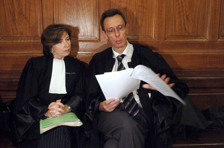 Marie-Christine Chastant-Morand et Thierry Moser, les avocats de Jean-Marie Villemin, dans les couloirs de la chambre d'instruction de la cour d'appel de Paris, le 26 juin 2006