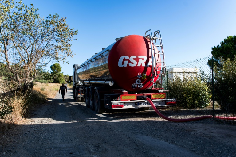 Un camion-citerne alimente en eau le réservoir de la commune de Durban-Corbières, dans l'Aude, privée d'eau potable à cause de la sécheresse, le 22 août 2024