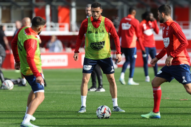 Les joueurs de Brest s'échauffent avant le match contre le Stade Rennais le 19 octobre 2024