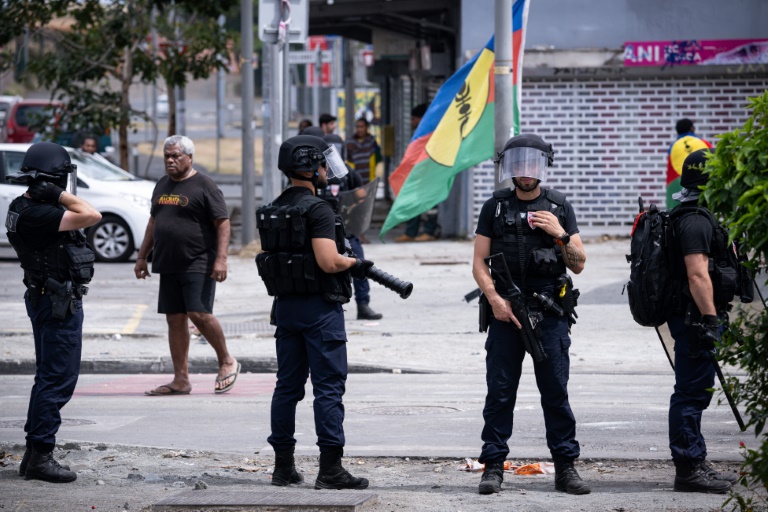 Des CRS patrouillent à Nouméa, en Nouvelle-Caldéonie, le 24 septembre 2024