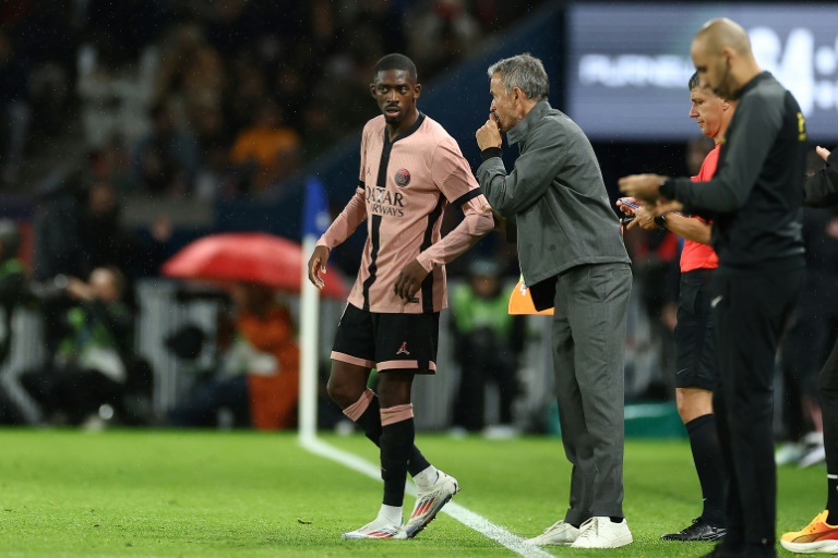 L'attaquant du PSG Ousmane Dembélé en discussion avec son entraîneur Luis Enrique lors du match de Ligue 1 contre Rennes au Parc des Princes, le 27 septembre 2024