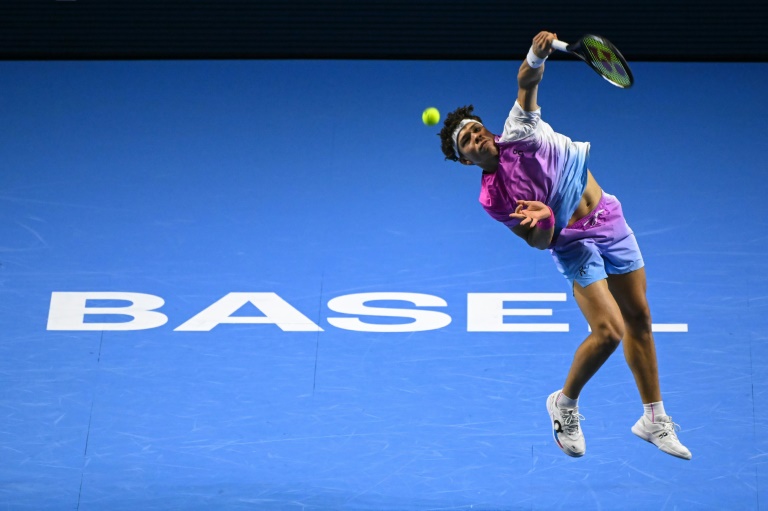 L'Américain Ben Shelton, au service, face au Français Arthur Fils, en demi-finale du tournoi de Bâle, le 26 octobre 2024