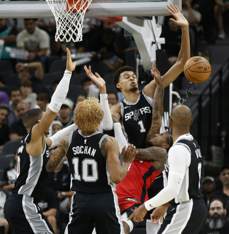 Jalen Green des Houston Rockets est entouré par Victor Wembanyama et d'autres joueurs des San Antonio Spurs, lors d'un match de NBA, à San Antonio, le 28 octobre 2024