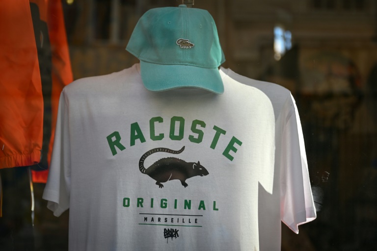 Un t-shirt et une casquette avec des rats en logo, dans un magasin du centre de Marseille le 10 octobre 2024