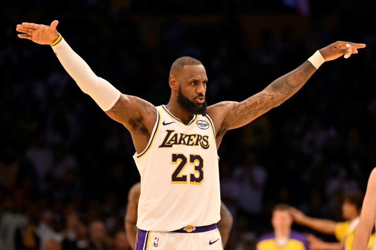 LeBron James, la star des Lakers de Los Angeles, lors du match de NBA contre les Kings de Sacramento, à Los Angeles, le 26 octobre 2024