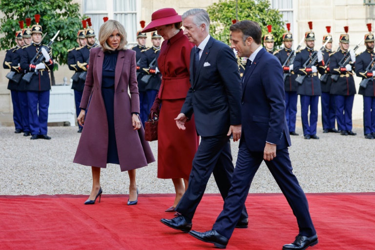 Le président Emmanuel Macron (d) et son épouse Brigitte Macron (g) accueillent le roi Philippe et la reine Mathilde de Belgique à l'Elysée, le 14 octobre 2024 à Paris