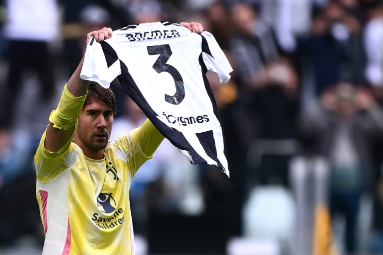 L'attaquant de la Juventus Dusan Vlahovic avec le maillot de son coéquipier Bremer, gravement blessé à un genou cette semaine, lors du match contre Cagliari le 6 octobre 2024 à Turin