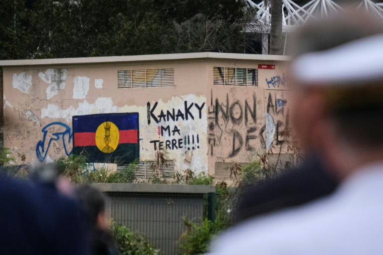 Un drapeau du FLNKS peint sur un mur à Nouméa, le 16 octobre 2024