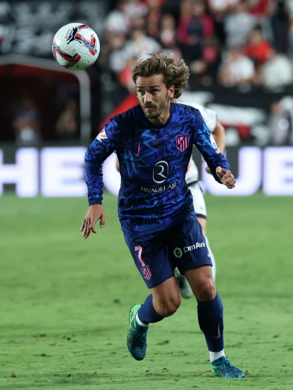 Antoine Griezmann contrôle le ballon pendant le derby entre le Rayo Vallecano de Madrid et son club, l'Atletico de Madrid, dans la capitale espagnole le 22 septembre 2024