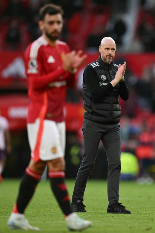 L'entraîneur de Manchester United Erik ten Hag (d) lors du match contre Brentford, le 19 octobre 2024 à Manchester