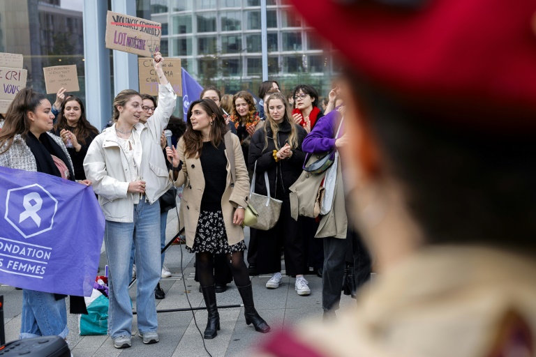 Manifestation féministe devant le tribunal correctionnele de Paris, devant lequel doit comparaître Gérard Depardieu, le 28 octobre 2024