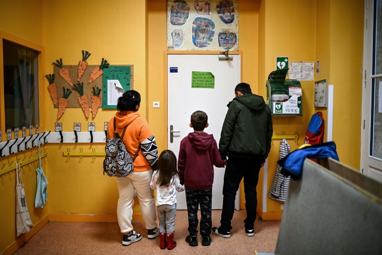 Une famille de ressortissants albanais sans logement dans l'école où ils vont passer la nuit, à Bordeaux, le 9 octobre 2024