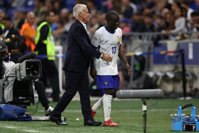 Le sélectionneur de l'équipe de France Didier Deschamps (g) et le milieu N'Golo Kanté lors du match France-Belgique de Ligue des nations, le 9 septembre 2024 à Lyon