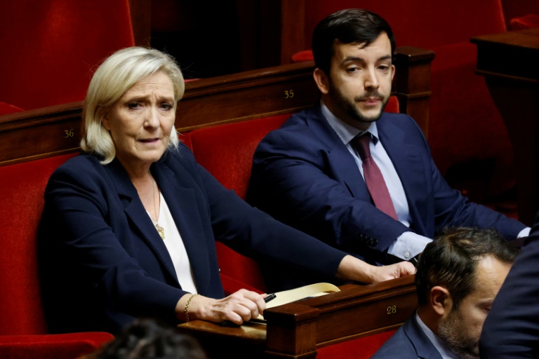 Marine Le Pen, présidente du groupe parlementaire du Rassemblement national (RN), et Jean-Philippe Tanguy, député RN, à l'Assemblée nationale, le 22 octobre 2024 à Paris