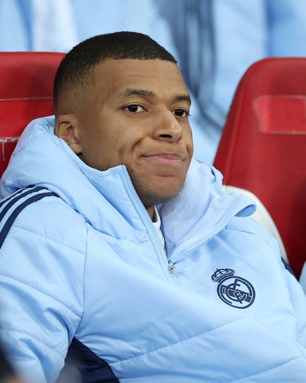 L'attaquant français du Real Madrid Kylian Mbappé sur le banc lors du match de Ligue des champions contre Lille, le 2 octobre 2024 à Villeneuve-d'Ascq