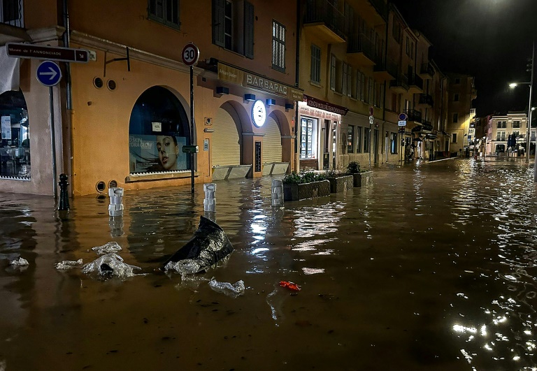 Une rue de Saint-Tropez après les fortes averses dans le Var, le 26 octobre 2024