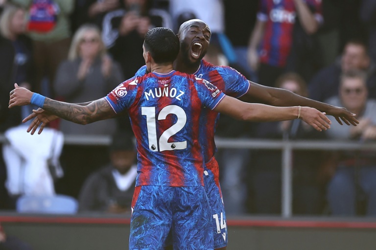 Jean-Philippe Mateta félicité par Daniel Munoz après avoir inscrit le but de la victoire pour Crystal Palace contre Tottenham en Premier League le 27 octobre 2924 à Londres