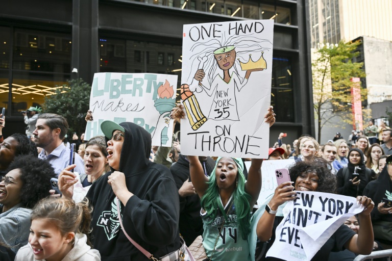 Les fans de l'équipe féminine de basket-ball du New York Liberty célèbrent leur premier titre en WNBA, lors d'une parade des joueuses dans les rues de New York, le 24 octobre 2024