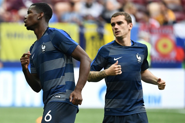 Paul Pogba (à gauche) et Antoine Griezmann à l'échauffement avant la finale de la Coupe du monde en Russie remportée par la France face à la Croatie (4-2) le 15 juillet 2018 au stade Luzhniki de Moscou