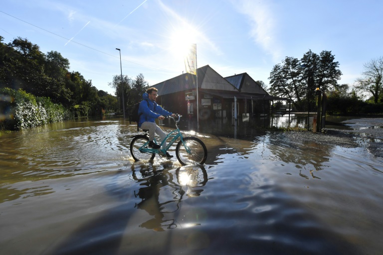 Une rue inondée à Châteaudun, en Eure-et-Loir, le 11 octobre 2024