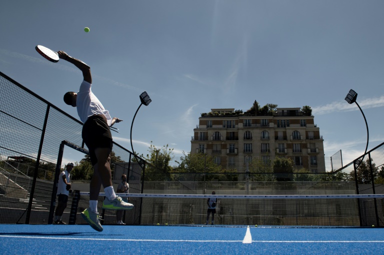 Un joueur de padel sur un court de Roland Garros, où se joue en octobre un tournoi de ce sport en pleine croissance en France.