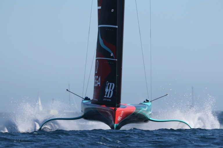 Le bateau Emirates Team New Zealand s'entraîne pour la 37e Coupe de l'America, au large de Barcelone, le 26 septembre 2024