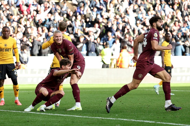 Le défenseur de Manchester City John Stones (d) marque le but de la victoire à Wolverhampton, le 20 octobre 2024