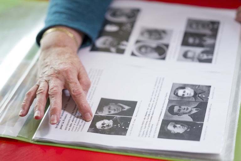 L'ancienne institutrice Liliane Jérôme montre des photos de maquisard sà son domicile de Nompatelize, le 30 septembre 2024 dans les Vosges