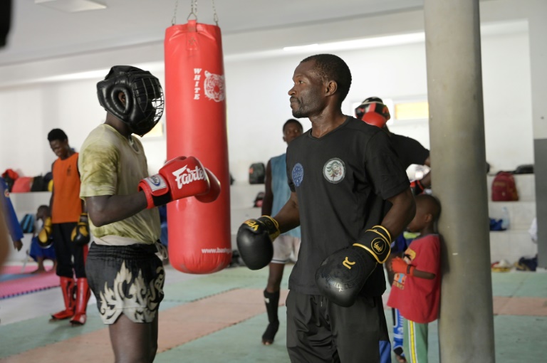 Le coach Phamora Touré lors d'un entraînement de kick-boxing à la salle de sport du camp de police Abdou Diass, le 13 octobre 2024 à Dakar