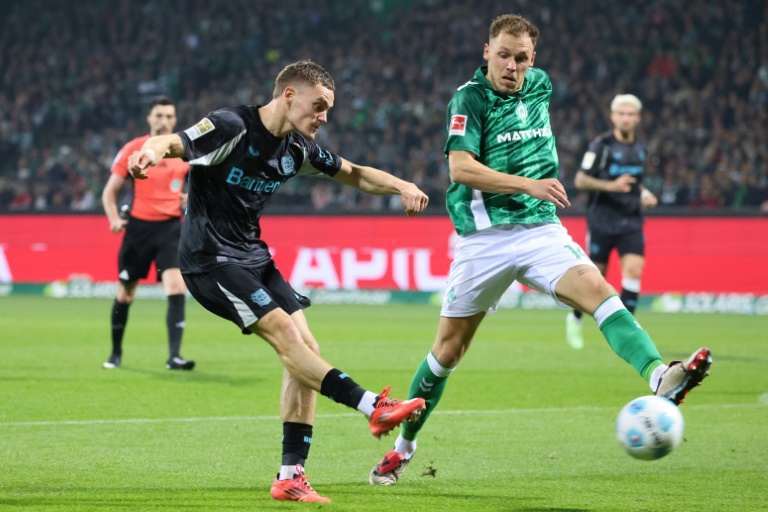 Florian Wirtz pour Leverkusen (en noir) et Senne Lynen pour Brême le 26 octobre 2024