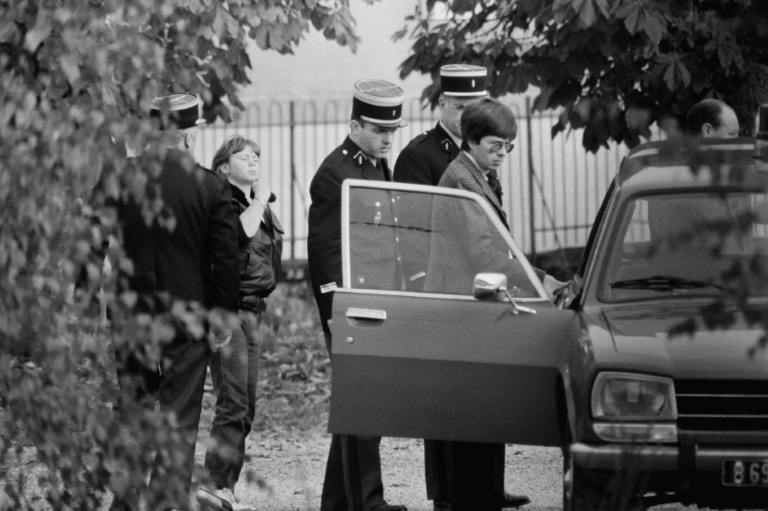 Murielle Bolle, alors âgée de 15 ans (à gauche), est interrogée par le juge Jean-Michel Lambert (avec les lunettes), le 7 novembre 1984 à Lépanges-sur-Vologne, dans les Vosges