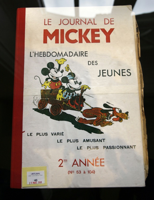 Un exemplaire du Journal de Mickey exposé à Paris, le 26 mars 2008, avant une vente aux enchères