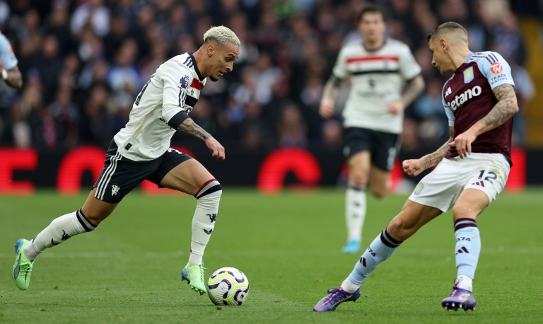 Le milieu brésilien de Manchester United Antony (g) devant le défenseur français d'Aston Villa Lucas Digne, le 6 octobre 2024 à Birmingham