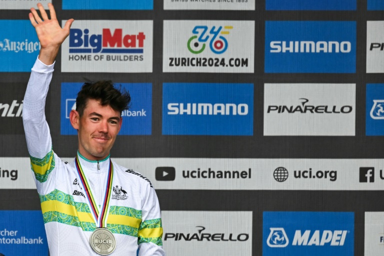 Ben O'Connor lors de la cérémonie protocolaire des championnats du monde de cyclisme sur route dont il a pris la deuxième place derrière l'inaccessible Slovène Tadej Pogacar le 29 septembre 2024 à Zurich. Le coureur quittera en fin de saison Décathlon-AG2R La Mondiale pour rejoindre l'équipe Jayco AlUla