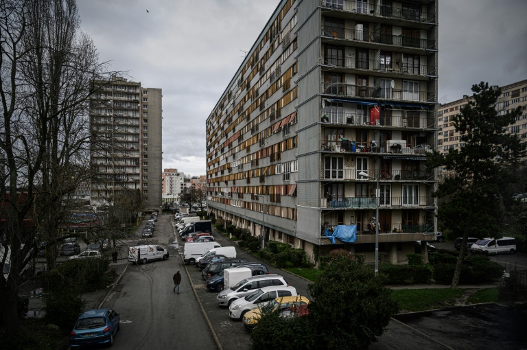 Une barre d'immeubles HLM à Clichy-sous-Bois, en Seine-Saint-Denis, le 4 février 2020