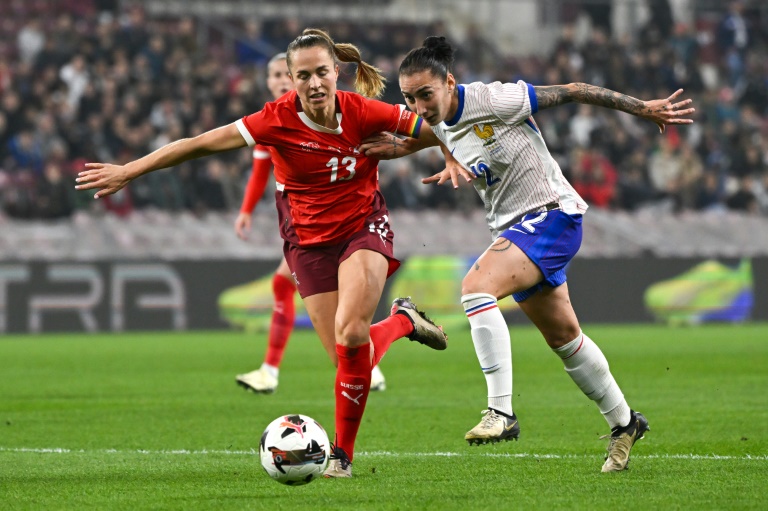 La Suissesse Lia Walti à la lutte avec l'attaquante des Bleues Cindy Caputo à Genève, le 29 octobre 2024