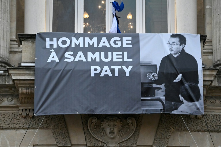 Un portrait de Samuel Paty est affiché sur la façade de l'Opéra Comédie à Montpellier lors d'un hommage national au professeur qui a été décapité pour avoir montré des caricatures du prophète Mahomet, le 21 octobre 2020