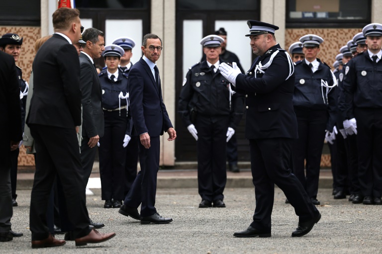 Le ministre de l'Intérieur Bruno Retailleau (c) assiste à la cérémonie de remise des diplômes de la 271e promotion d'élèves gardiens de la paix à l'École nationale de police de Toulouse, le 25 octobre 2024