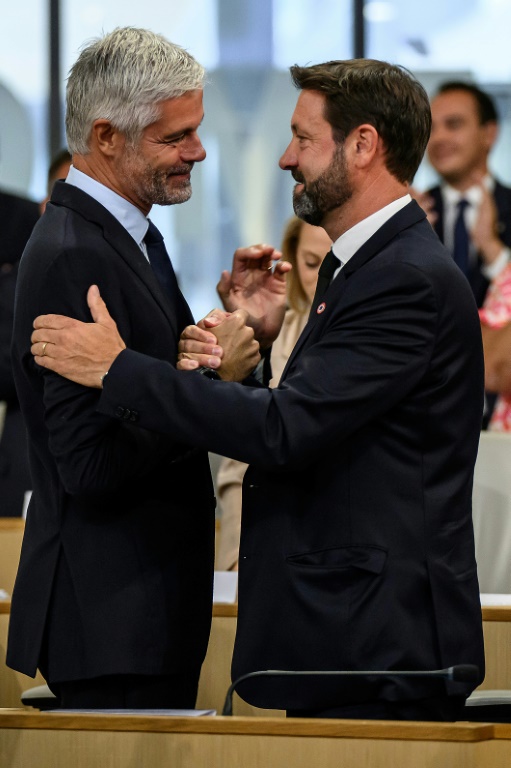 Le maire de Moutiers et président de la région Auvergne Rhône-Alpes, Fabrice Pannekoucke (d), est félicité par le chef de file des députés LR Laurent Wauquiez (g) au siège de la région Auvergne Rhône-Alpes à Lyon, le 5 septembre 2024