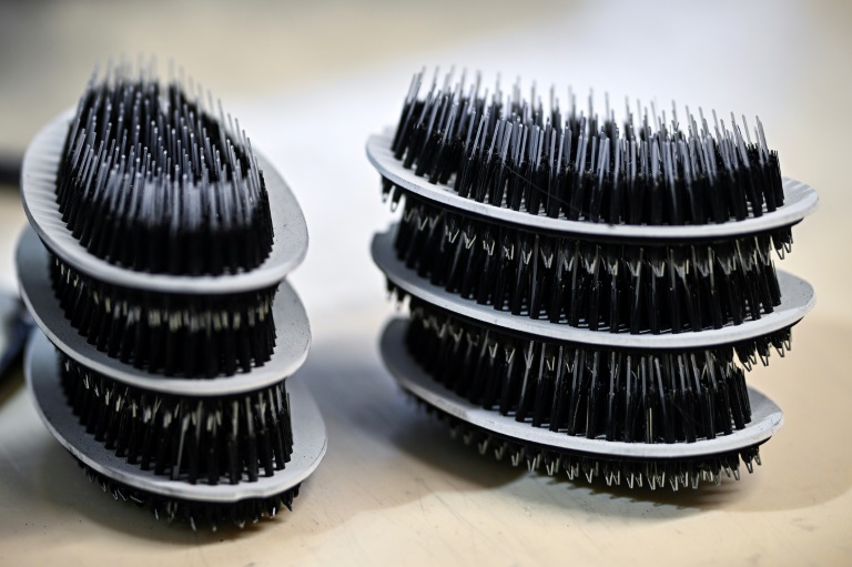 Les poils d'une brosse à cheveux pendant le processus de fabrication à l'usine de brosses Altesse à Mouy, dans l'Oise, le 9 octobre 2024