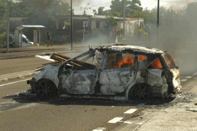 Image extraite d'une vidéo montrant une voiture incendiée durant des heurts dans le cadre du mouvement de grogne contre la vie chère à Fort-de-France, le 17 septembre 2024