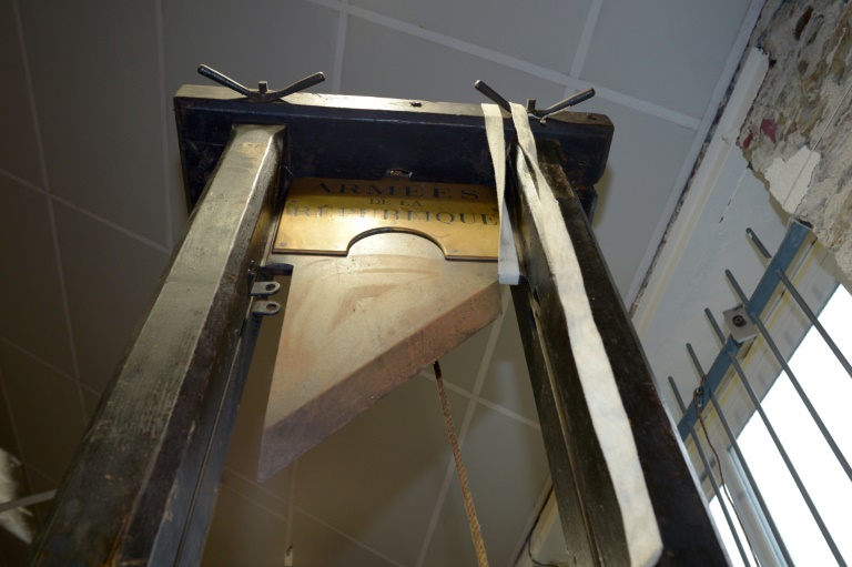 Une guillotine dans sa salle de vente aux enchères à Nantes le 25 mars 2014